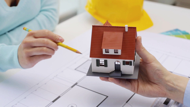 vrouw en architect bespreken model van huis - Video