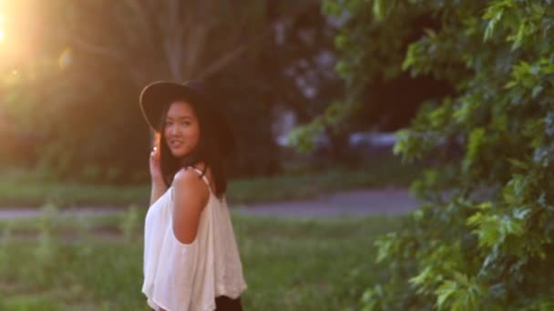Ασιατικό κορίτσι όμορφο γυναικείο πορτρέτο περπάτημα μακριά στον ήλιο - Πλάνα, βίντεο