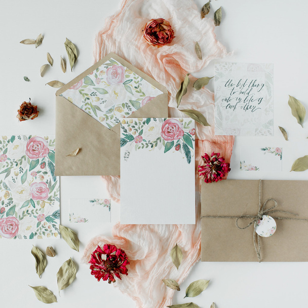 Wedding invitation cards and roses - Foto, Imagen