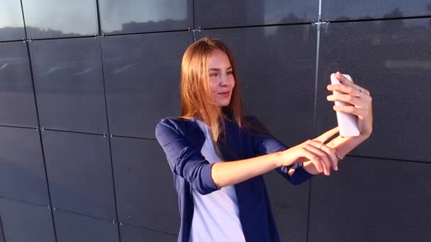 Studentin macht Selfie mit Freundin - Filmmaterial, Video