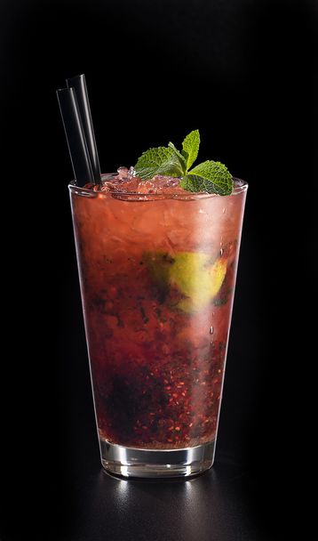 fresh mint lemonade with strawberry, lemon  and ice in glass - 写真・画像