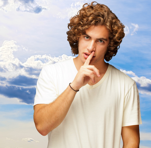 Egy ember, ujját szája portréja - Fotó, kép