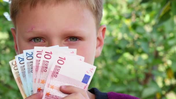 Boy, szaglás Euro-bankjegyek - Felvétel, videó