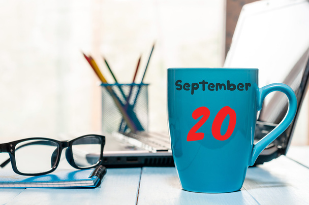 20. September. Tag 20 des Monats, Kalender auf blauem Cappuccino-Becher am Arbeitsplatz des Softwareingenieurs. Herbstzeit. Leerraum für Text - Foto, Bild