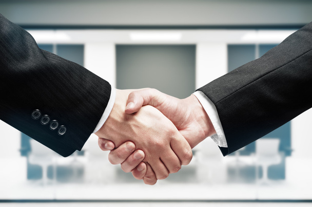 Biznesmeni drżenie rąk. Zbliżenie. Koncepcja partnerstwa i współpracy - Zdjęcie, obraz