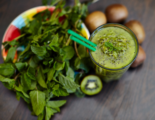 Smoothie verde fresco com kiwi e hortelã. Amor por um conceito saudável de comida crua. Alimentação saudável. Smoothies de frutas. Kiwi
. - Foto, Imagem
