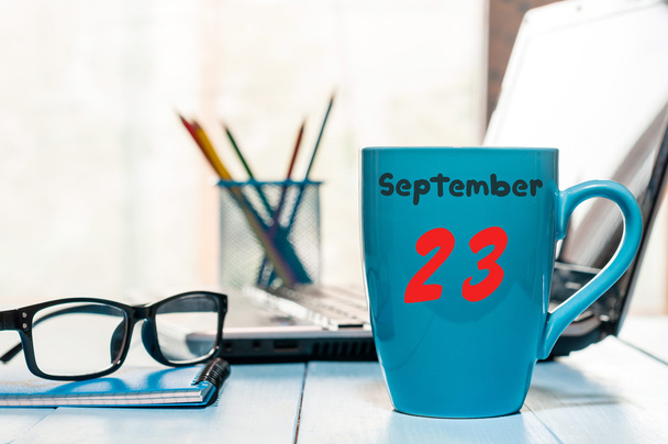 September 23. 23 van de dag van de maand, kalender op blauwe Thee beker Customer Services-assistent werkplek achtergrond. Herfst tijd - Foto, afbeelding