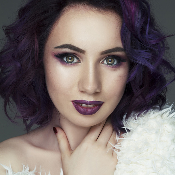 Portrét krásné modelky s fialovými vlasy - Fotografie, Obrázek