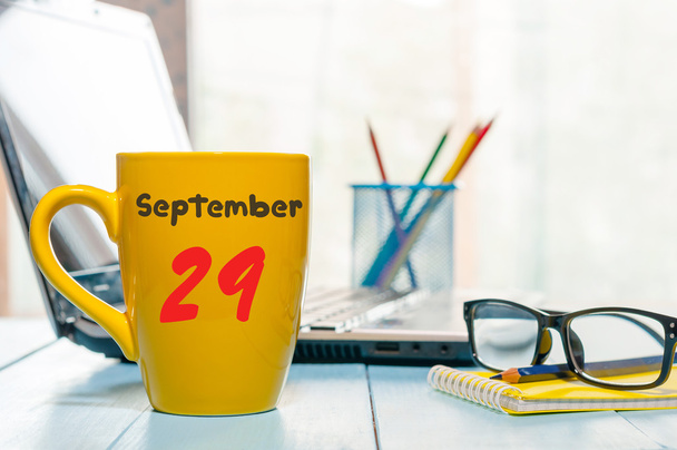 29 september. Dag 29 van maand, warme drank beker met kalender op HR manager werkplek achtergrond. Herfst tijd. Lege ruimte voor tekst - Foto, afbeelding