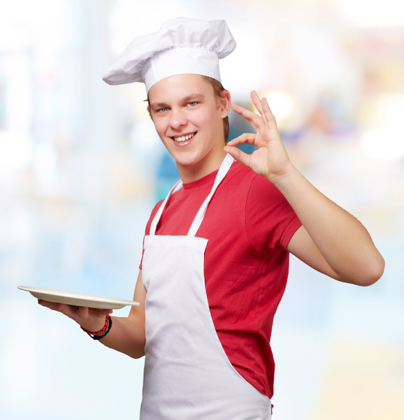 Portré, fiatal szakács ember csinál jó gesztus fedett - Fotó, kép