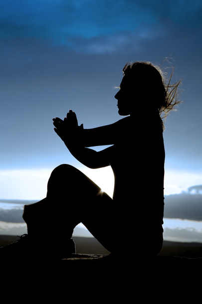 Silhouette Frau sitzt seitlich Yoga - Foto, Bild