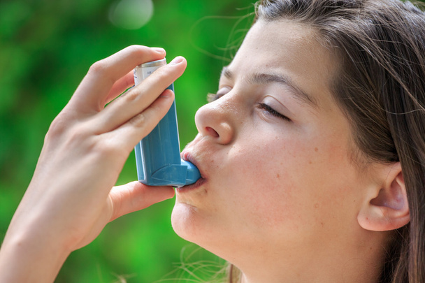 Προσωπογραφία κοριτσιού συσκευή εισπνοής άσθμα χρήση - Φωτογραφία, εικόνα