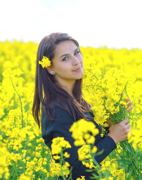 retrato de una hermosa chica en el campo de colza
 - Foto, Imagen