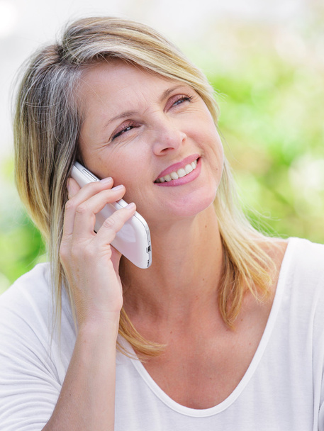 Красива усміхнена жінка розмовляє по телефону
 - Фото, зображення