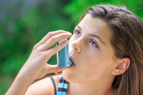Portret van een meisje met astma-inhalator - Foto, afbeelding