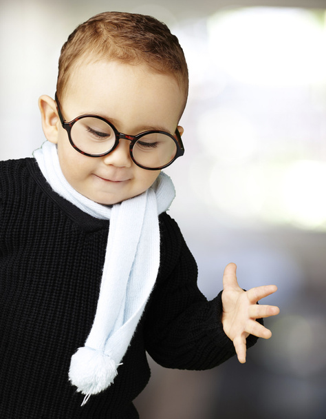 Портрет дитини в окулярах, який дивиться вниз в приміщенні
 - Фото, зображення