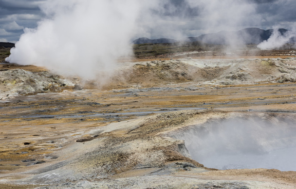Parní jámy blízkosti geotermální krajina Hverarond na Islandu - Fotografie, Obrázek