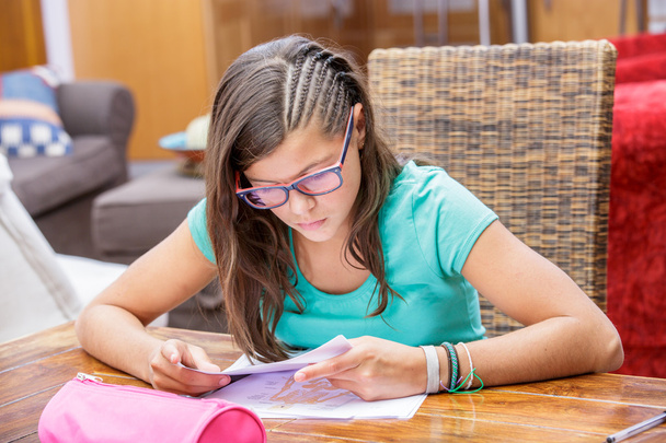 bonita estudiante chica haciendo tarea en casa
 - Foto, imagen