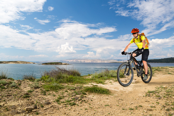 Deniz ve yaz dağlar bisiklet sürme Mountainbiker. - Fotoğraf, Görsel