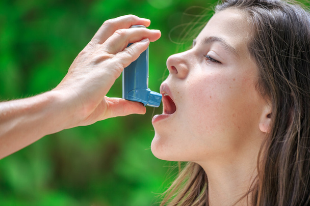 Portret dziewczynki za pomocą inhalatora astmy z ręku matek - Zdjęcie, obraz