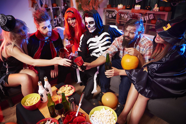 Freunde jubeln bei der Halloween-Party - Foto, Bild