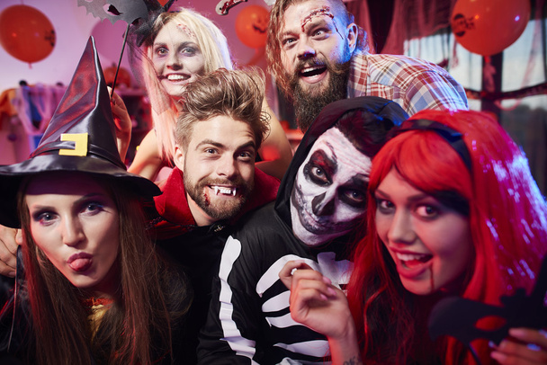 Freunde machen verrückte Gesichter auf der Party  - Foto, Bild