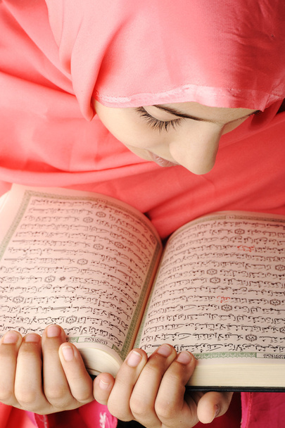 Чарівна красива дівчина читання Коран - Фото, зображення