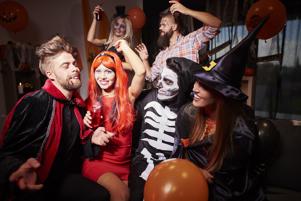 Freunde in gruseligen Kostümen zu Halloween  - Foto, Bild