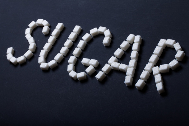 Azúcar de inscripción escrita de un trozo de azúcar
 - Foto, imagen