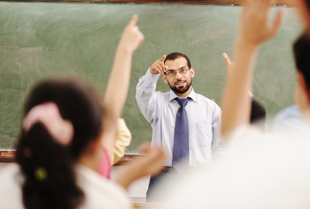 Αραβικά παιδιά στο σχολείο, τάξη με έναν δάσκαλο - Φωτογραφία, εικόνα