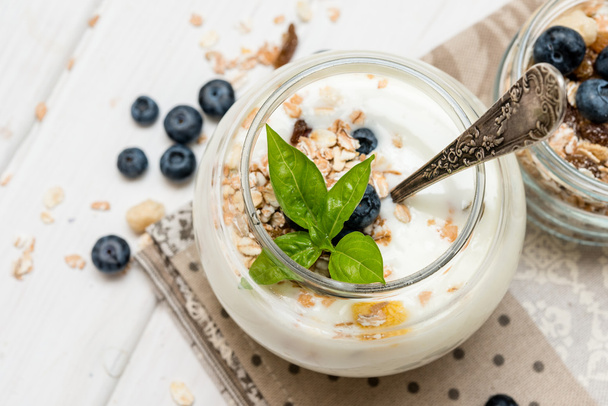 hausgemachter Joghurt mit Müsli - Foto, Bild