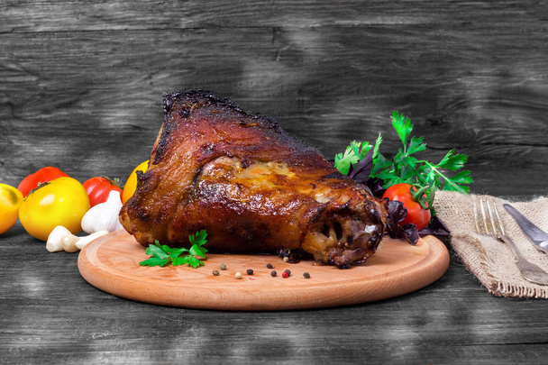 tibia, genou sanglier - cuisse de porc rôti avec des légumes sur fond noir
 - Photo, image