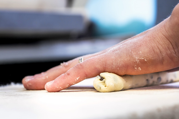 Крупный план руки пекаря месить и формировать тесто
 - Фото, изображение