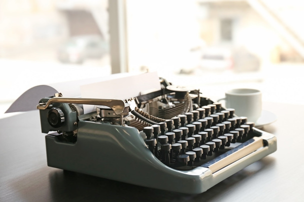 Old typewriter on the table - Foto, Bild