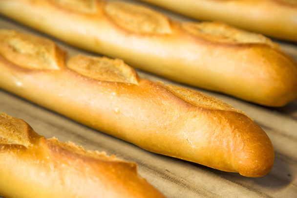 crujiente y dorada deliciosa baguette francesa
 - Foto, Imagen
