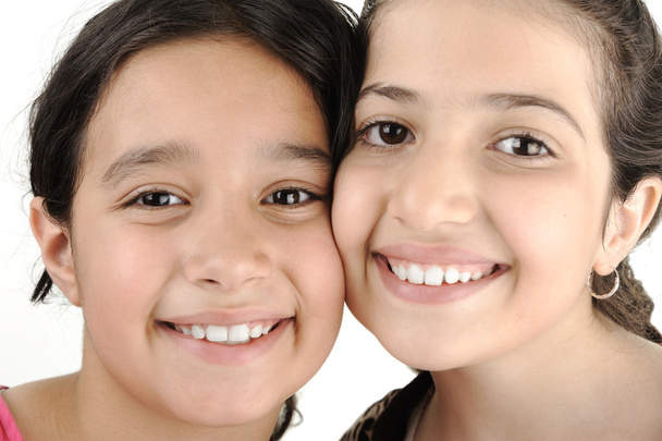 2 つの女の子の姉妹親友一緒に笑みを浮かべて - 写真・画像