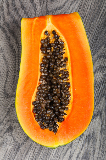 Tranche de papaye fraîche mûre
 - Photo, image