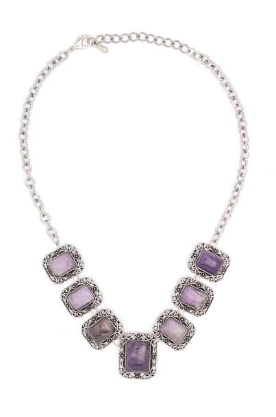 collier avec des pierres violettes isolées sur blanc
 - Photo, image