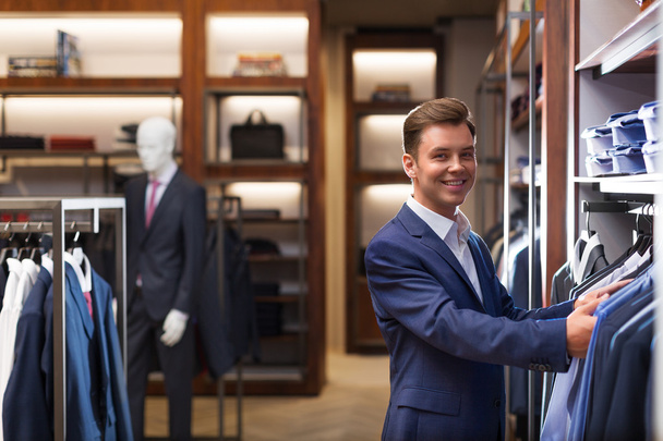 Усміхнений бізнесмен в магазині
 - Фото, зображення