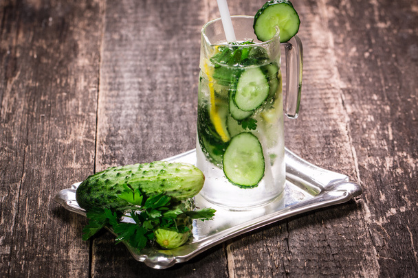 Fresh cold cucumber drink on wooden table - Foto, Bild