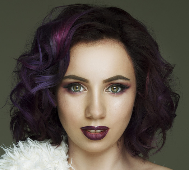 Portrait of beautiful fashion model with violet hair - Foto, imagen