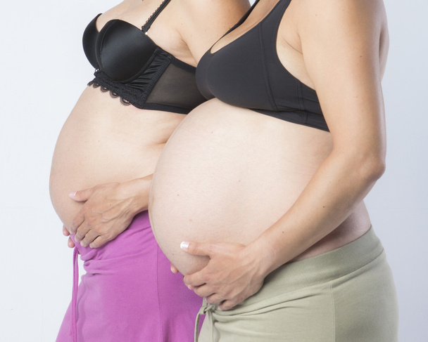 Mujeres embarazadas sosteniendo sus manos en el vientre hermoso
 - Foto, Imagen