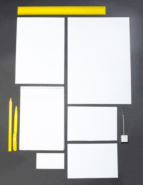 Mock-up επιχειρηματικό πρότυπο με κάρτες, χαρτιά, στυλό σε γκρι φόντο. - Φωτογραφία, εικόνα