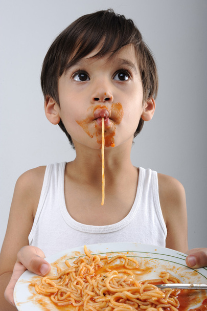 スパゲッティを食べて子供 - 写真・画像