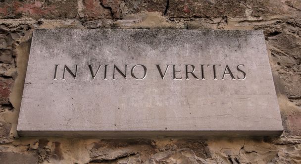 Στο vino veritas είναι μια λατινική φράση που σημαίνει κρασί, αλήθεια, γεγονός που υποδηλώνει ένα άτομο υπό την επήρεια αλκοόλ είναι πιο πιθανό να μιλήσει τους κρυφές σκέψεις και επιθυμίες. - Φωτογραφία, εικόνα