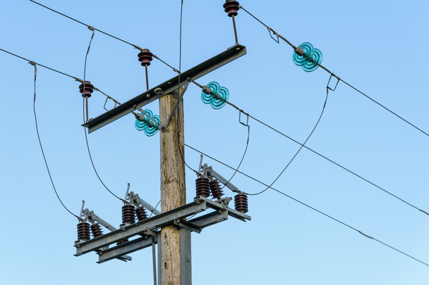 Κεντρικοί αγωγοί ηλεκτρικής ενέργειας πόλο - Φωτογραφία, εικόνα