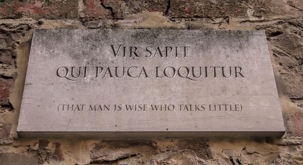 Vir sapit qui pauca loquitur. Una frase latina que significa que el hombre es sabio que habla poco
. - Foto, imagen