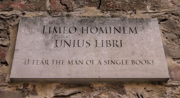 Timeo hominem unius libri. Latinankielinen lause tarkoittaa, että pelkään yhden kirjan miestä.
. - Valokuva, kuva