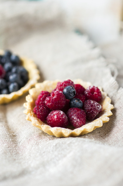 baked basket filled with fresh blueberries and raspberries - Foto, Bild