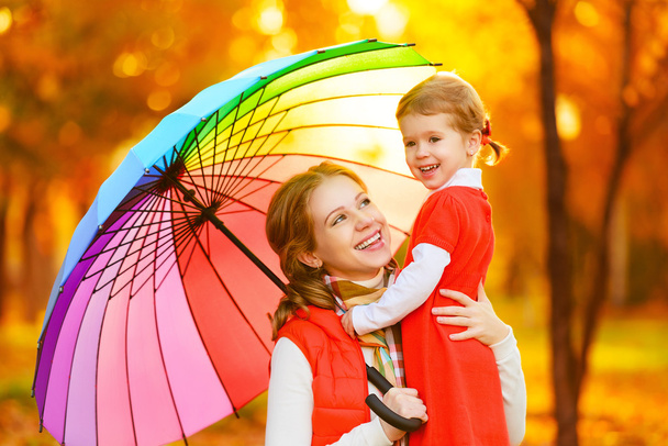 Boldog család anya és gyermek lánya szivárvány színű umbrell - Fotó, kép